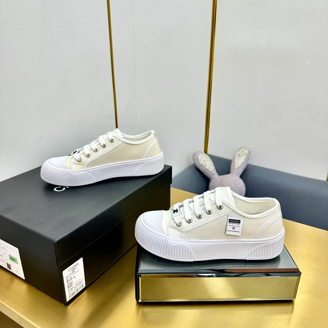 👟👟Ex-factory price 420👟👟 Chanel Chanel - 2024 counter top casual panda shoes sneakers. This classic design; the upper is electro-embroidered with a variety of techniques; the outsole is fashionable and sporty; it is unusual to incorporate a variety of color matching elements... The diversified mix and match is very beautiful and versatile, and can be used for leisure, fashion, sports and outdoor... ꫛꫀꪝ Go➫ Material: ❶The upper is made of: original imported mercerized velvet++ waterproof cloth ❷The inner lining is made of: sheepskin. Full set of boutique packaging for women 35–41